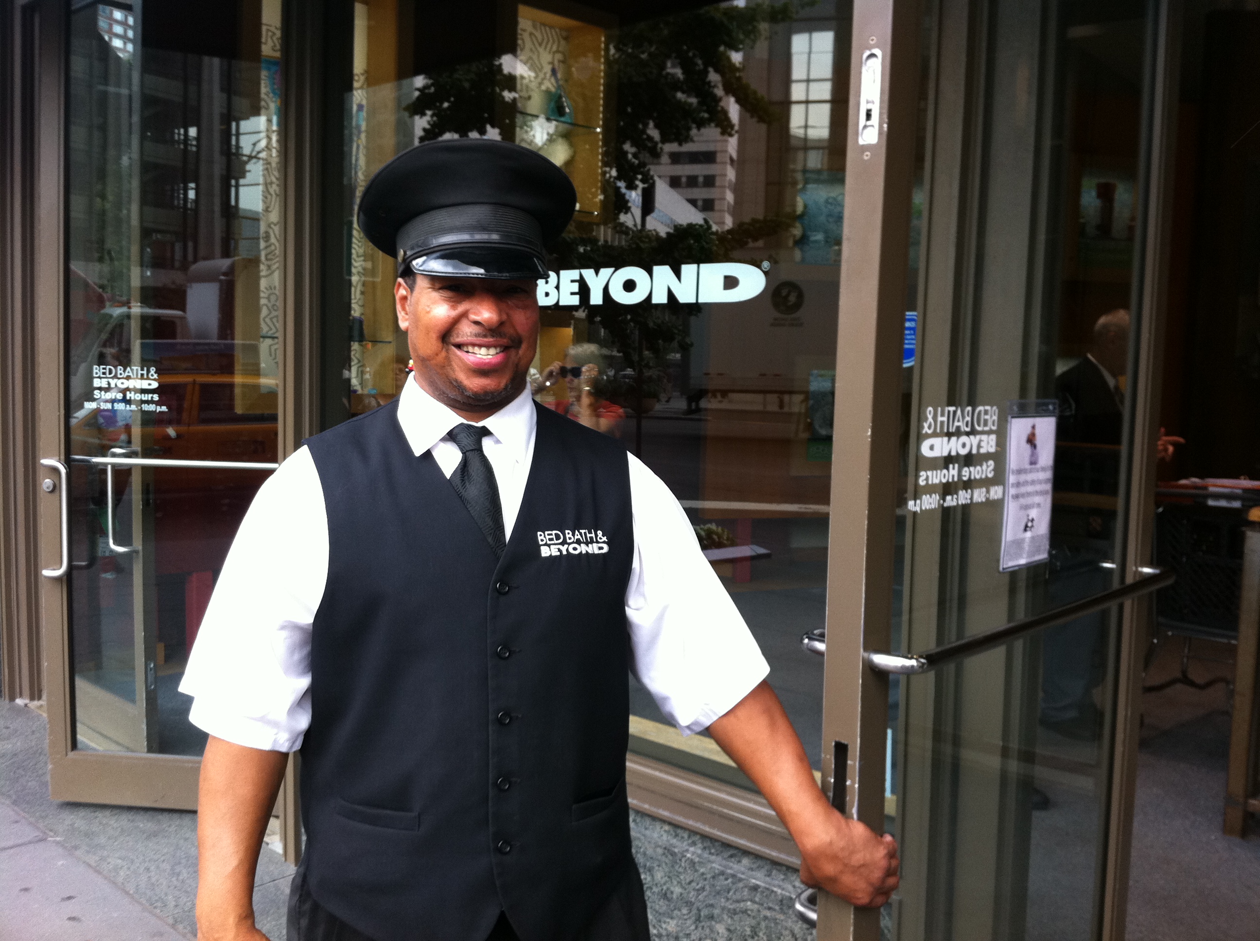 Bed, Bath and Beyond Store Near Lincoln Center: Doormen Greet ...